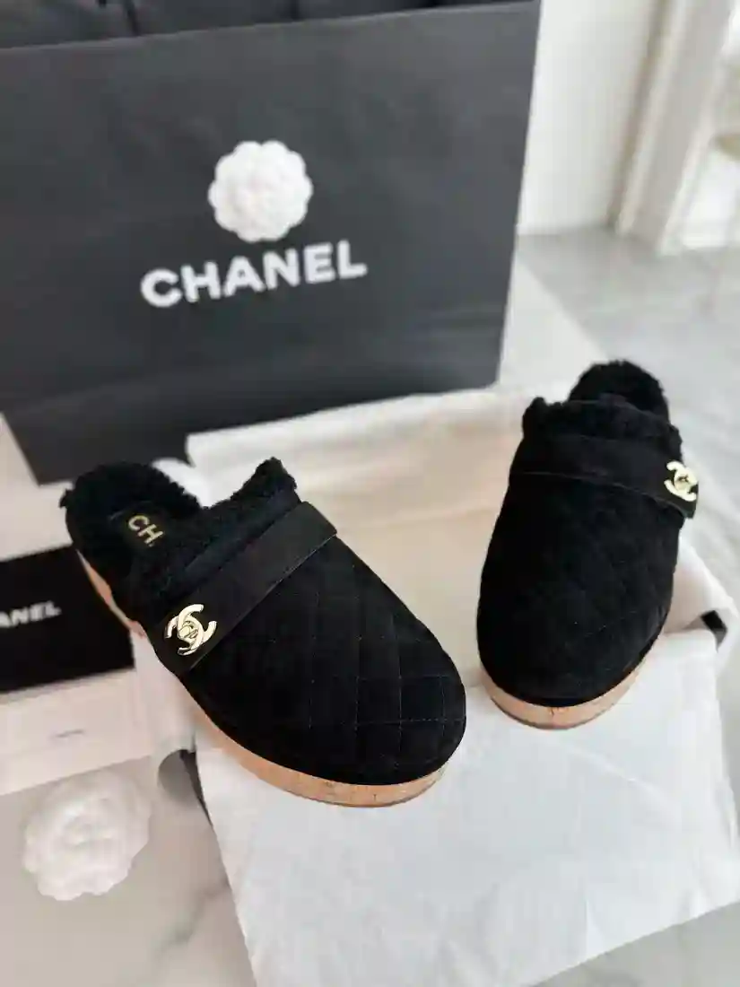 Chanel 샤넬 블랙 시어링 코르크 뮬